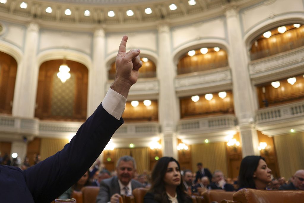 Amendamentele care îi scapă pe consilierii locali de incompatibilitate, discutate de urgență în Parlament
