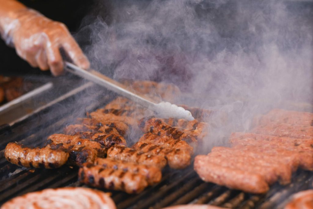 Este periculos să mănânci alimente arse sau prea rumenite? Un oncolog explică ce putem consuma și ce ar trebui evitat
