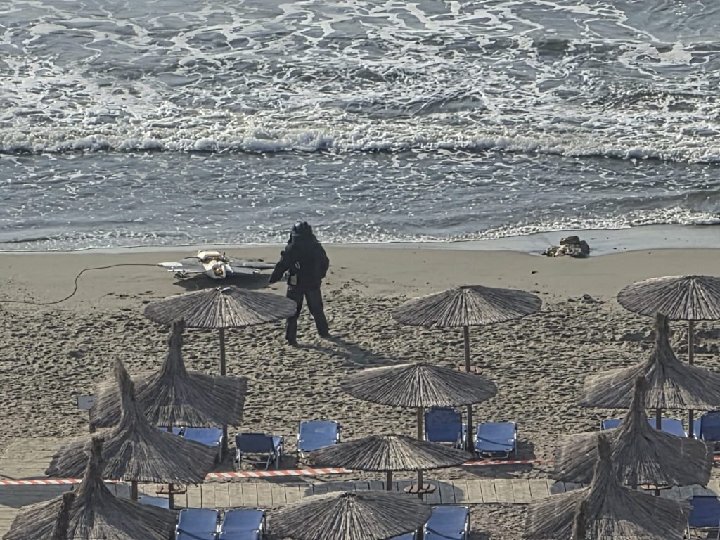 O nouă dronă a fost descoperită în această dimineață pe plaja din Olimp. Dispozitivul avea explozibil și a fost detonat