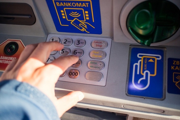 Trei fraţi din Brașov, condamnaţi pentru fraude şi infracţiuni informatice, depistaţi în Italia / Aveau o cameră ascunsă după un perete fals
