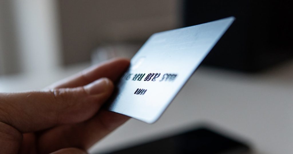 A găsit un card bancar într-un supermarket şi, în loc să îl predea, a făcut cumpărături de 750 de lei. Bărbatul a ajuns după gratii