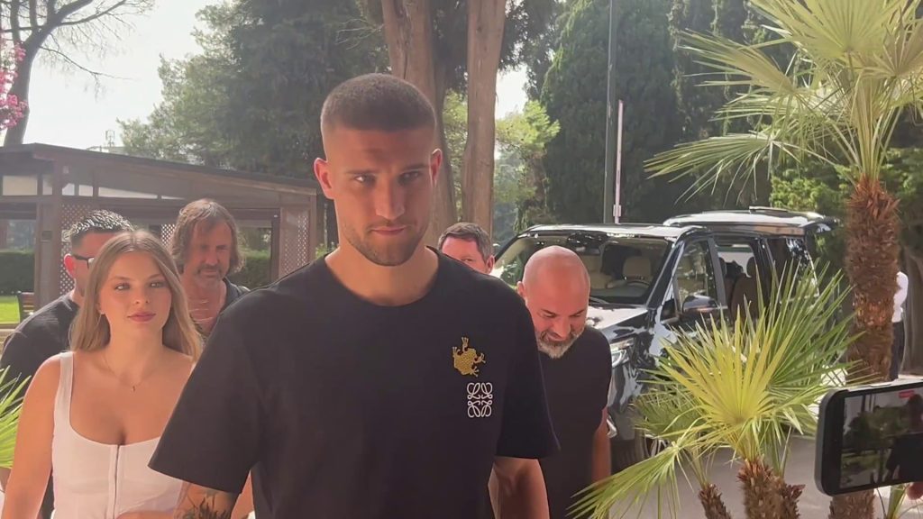 Daniel Bîrligea a ajuns la baza lui Frosinone alături de logodnica sa. Ce urmează pentru atacant
