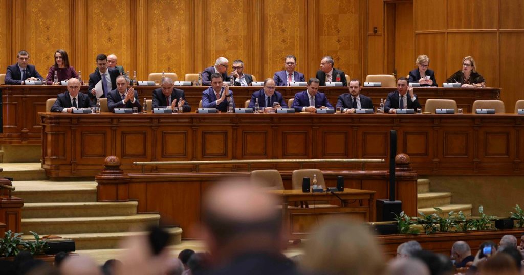 Proiectul de lege privind incompatibilitățile aleșilor locali, adoptat de Senat. USR amenință că va ataca legea la CCR: „Aţi inventat astăzi două Constituţii”