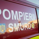 Bacău: O persoană a murit şi alta este rănită la cap, după ce un stâlp de electricitate a căzut peste ele/ Un copac şubred a căzut peste firele susţinute de stâlpul care s-a prăbuşit peste trecători