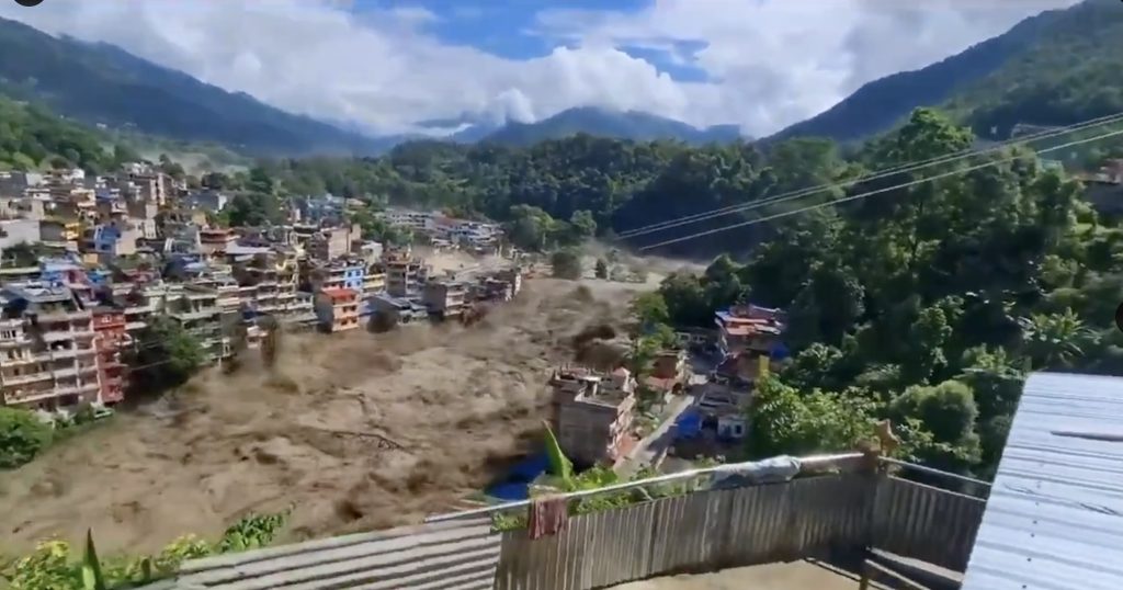 Cel puţin 160 de morţi şi sute de dispăruţi, după viitura de la graniţa dintre Nepal şi Tibet