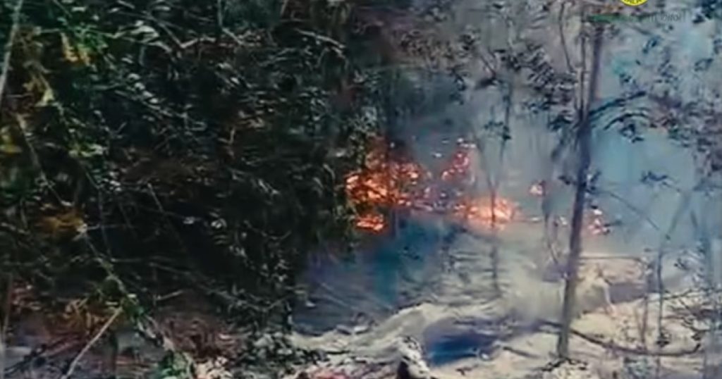 Incendiu puternic de pădure în apropiere de Plauru. Romsilva: „Cauza cea mai probabilă” ar fi explozia unei drone