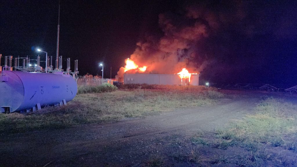 Incendiu la o hală de stocare a energiei electrice în baterii din Buzău. Mobilizare majoră de forțe
