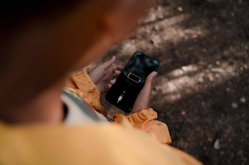 Încărcarea peste noapte nu este marea problemă: căldura și bateria ținută la extrem afectează telefonul