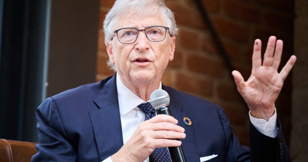 Avertismentul lui Bill Gates privind AI: „Nu-mi place să le dau veşti proaste”. Ce propune miliardarul pentru viitorul angajaților