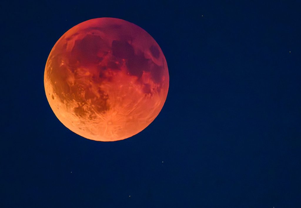 Eclipsă spectaculoasă de Lună în noaptea de joi spre vineri. Fenomenul va fi vizibil și din Europa