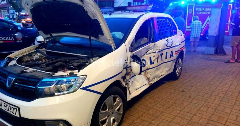 Un copil și doi bărbați, răniți după ce o mașină s-a ciocnit cu o autospecială de poliție, în Arad