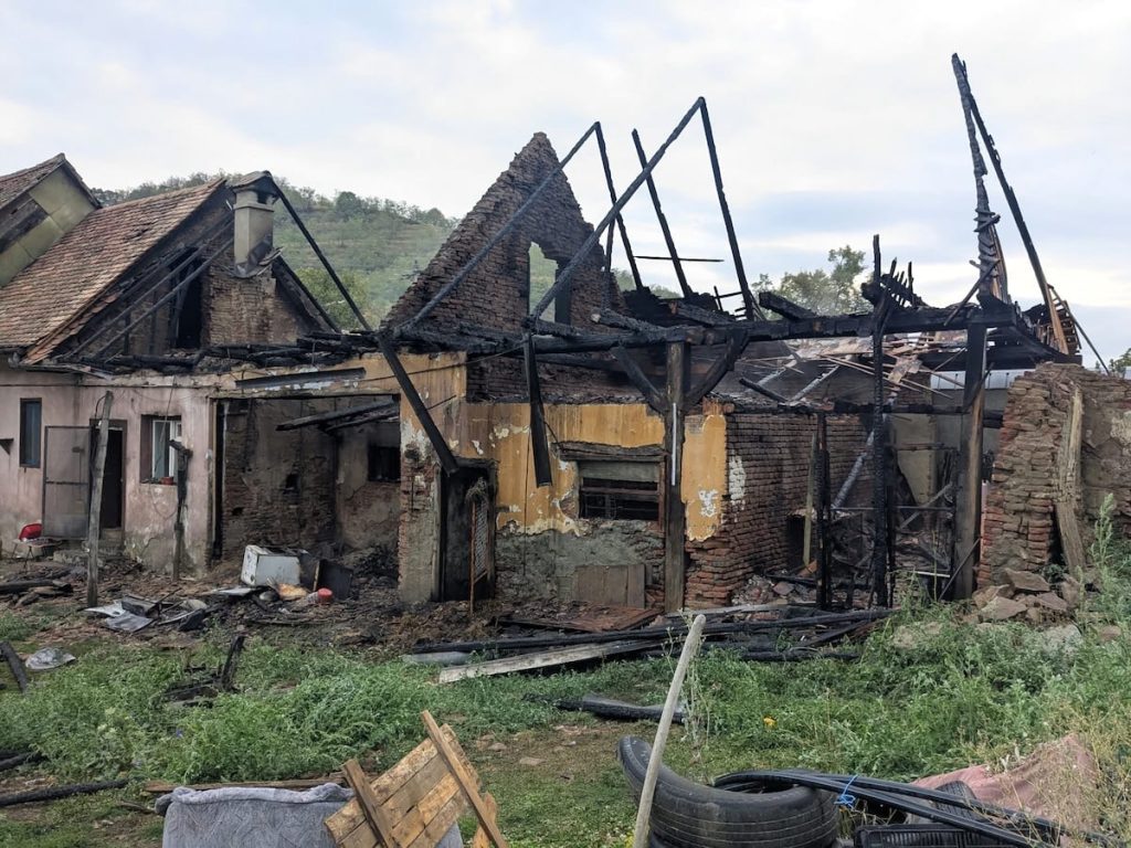 Incendiu la Richiș. O casă a fost afectată, iar o anexă gospodărească a ars în totalitate