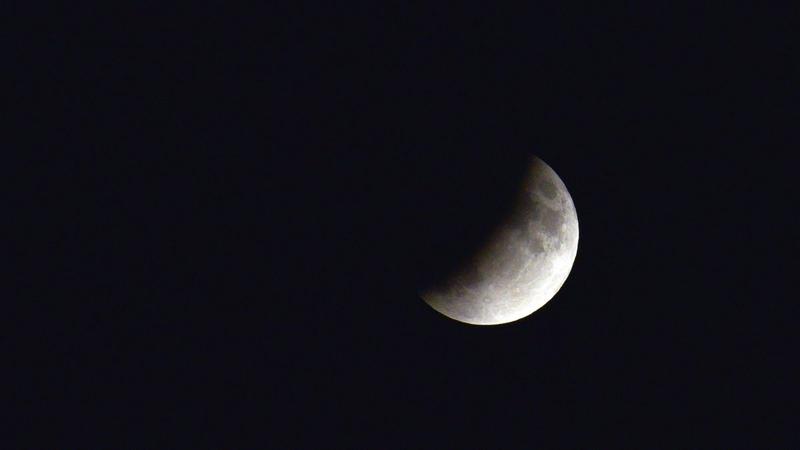 La ce oră începe eclipsa parțială de Lună, vizibilă și din România. Cum se poate vedea