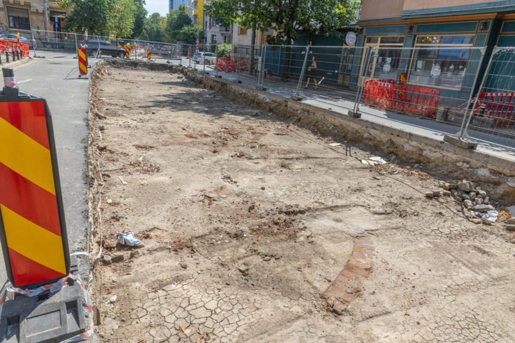 Posibile vestigii arheologice, descoperite pe un șantier din București. Lucrările au fost oprite