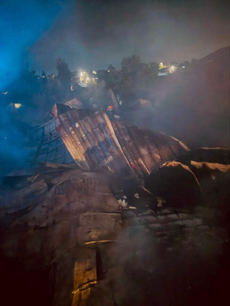 ÎNCĂ UN INCENDIU DECLANȘAT DE SCURTCIRCUIT; PATRU CASE AFECTATE, MULTE ANIMALE ARSE DE VII…