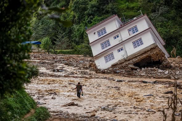 HORROR: Imagini apocaliptice surprind inundațiile devastatoare din Nepal. Un zid de apă distruge totul în cale – Sute de persoane sunt date dispărute, iar numărul celor decedați crește de la oră la oră - VIDEO