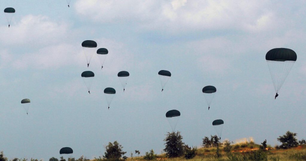 Doi militari din Forţele pentru Operaţii Speciale, răniţi în timpul unui exerciţiu de paraşutare. Ce s-a petrecut după saltul din avion