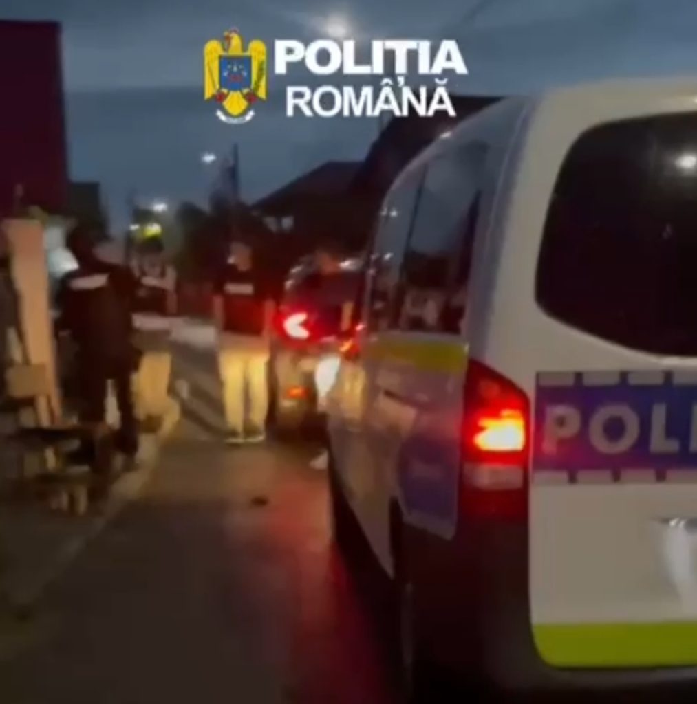 Percheziții la adolescenți care au tâlhărit și amenințat doi minori