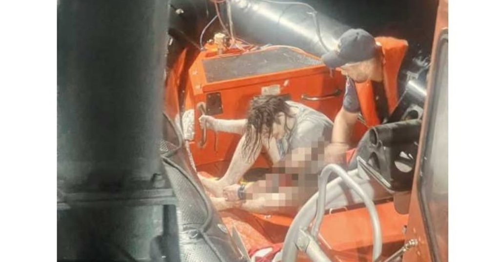 O navă a luat foc și s-a scufundat în Marea Neagră. 12 oameni au fost salvați. Nicușor Dan: „A fost lovită”