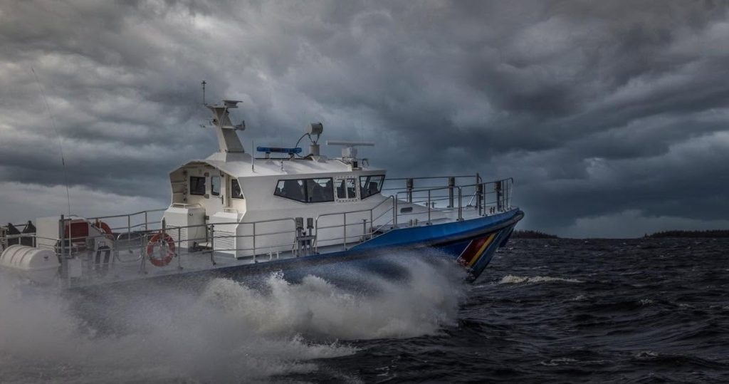 Echipajul unei nave SCUFUNDATE în Marea Neagră, salvat de Garda de Coastă și ARSVOM