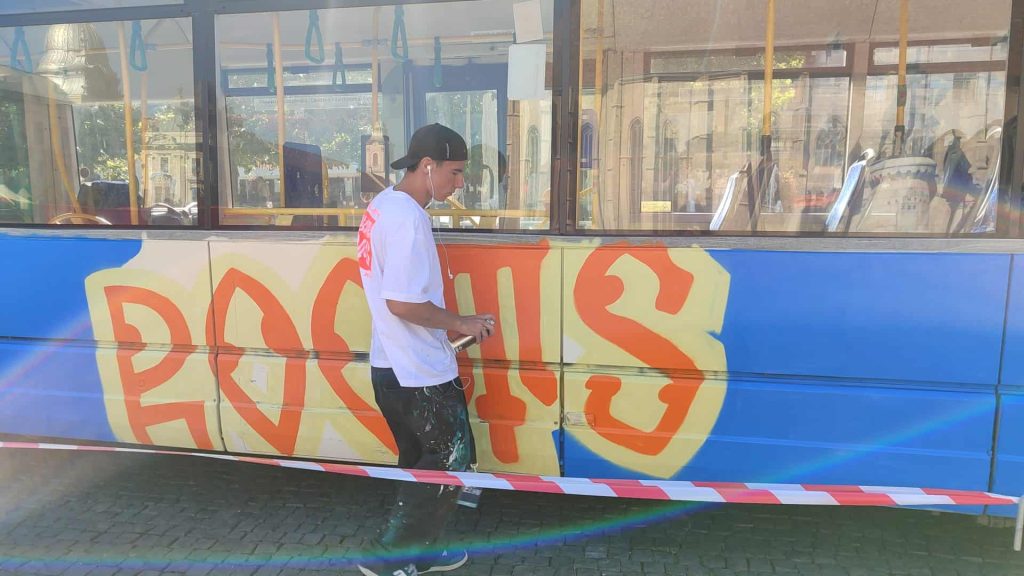 VIDEO FOTO. Autobuz CTP „îmbrăcat” în motive tradiționale va circula pe străzile din Cluj-Napoca. Este pictat live în Piața Unirii