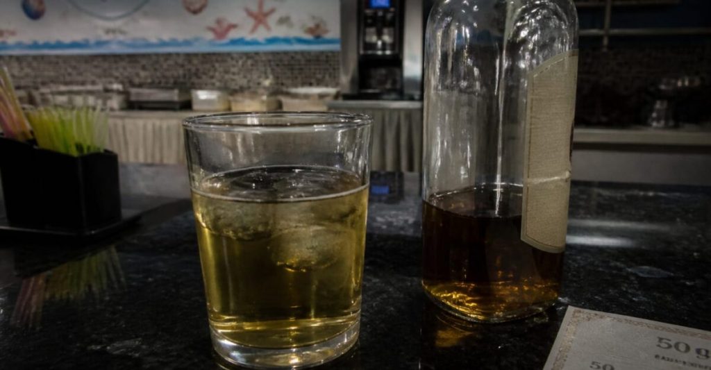 Liviu Vârciu a plătit 10.000 de lei pentru patru zile all-inclusive în Bulgaria. Cum a ajuns să bea un whiskey de 1,2 lei