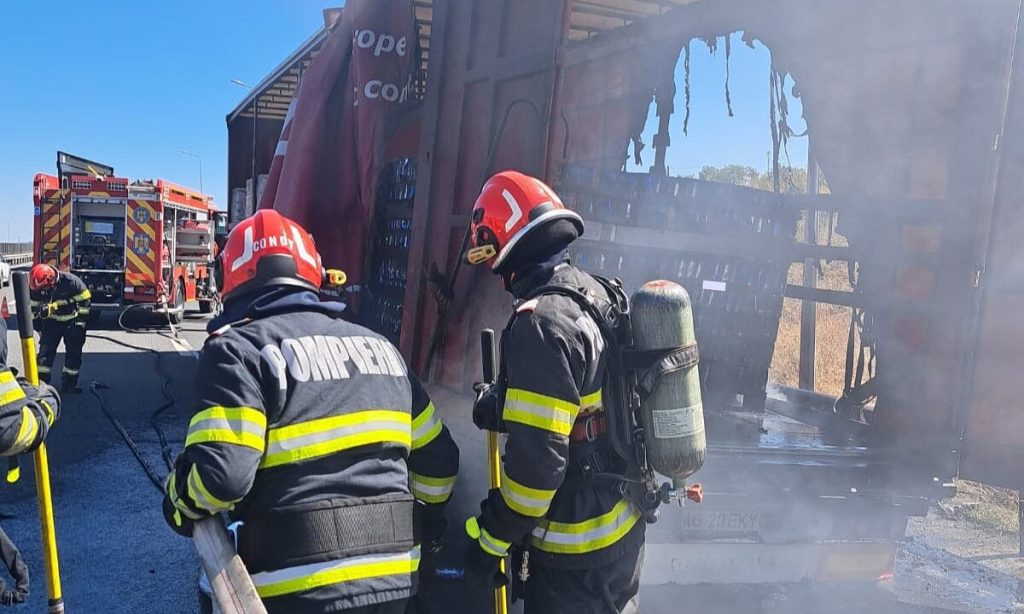 UPDATE VIDEO: Incendiu la o remorcă pe autostrada A1 Sebeș-Sibiu, în zona unei benzinării. Intervin pompierii