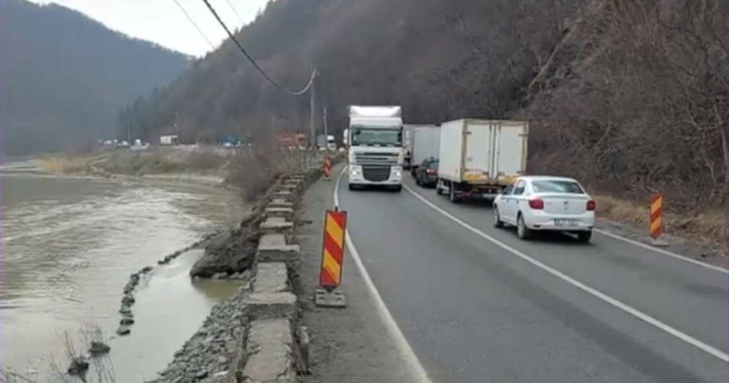 Restricții de circulație pe Valea Oltului până la 15 noiembrie, pentru montarea plaselor de siguranță. Ce vehicule sunt vizate