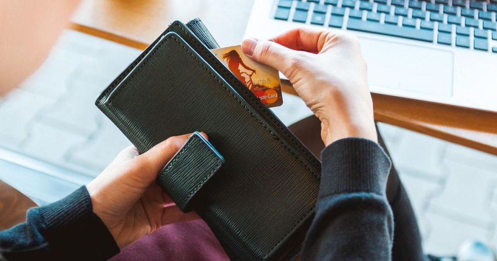 Pensionarii primesc pensiile mai devreme în septembrie 2026. Când intră banii pe card