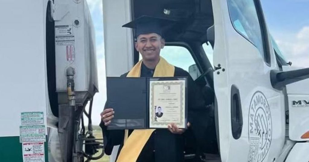 Un tânăr a lucrat vreme de 5 ani ca gunoier pentru a-și plăti cursurile. Ce a făcut după ce a obținut diploma
