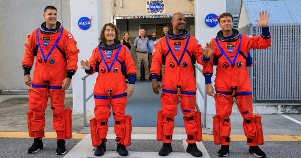 Trump i-a decorat pe astronauţii care au participat la misiunea spaţială Artemis II