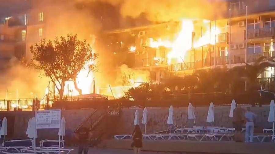 Incendiu puternic în stațiunea Sozopol din Bulgaria: turiști evacuați din hotelurile din apropiere