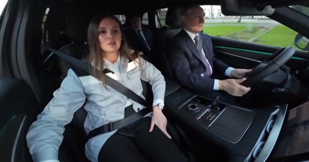 Vladimir Putin a făcut un test-drive cu un automobil rusesc conceput în China
