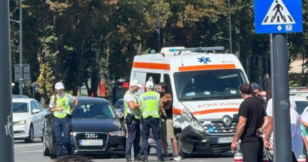 Accident grav în zona unui mall din Constanța! O ambulanță aflată în misiune a fost lovită de un autoturism