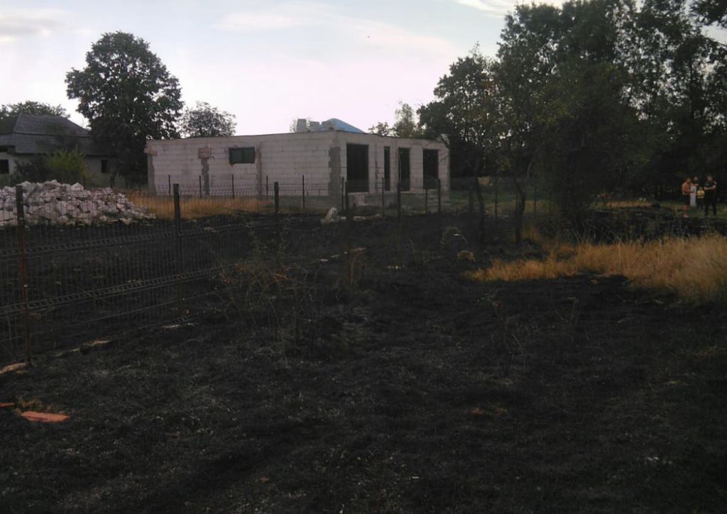 VIDEO. Incendii și case în pericol în județul Satu Mare: pompierii au intervenit în două localități