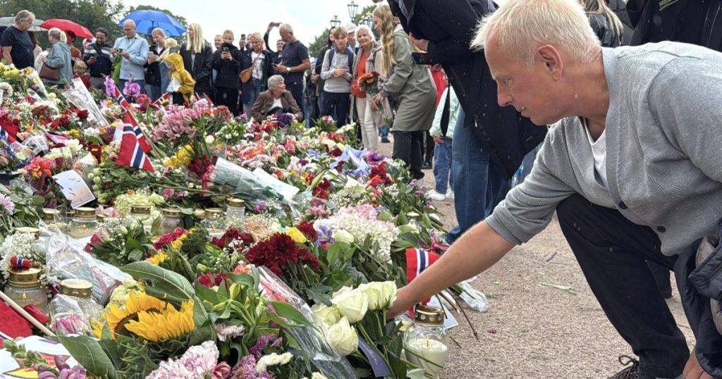 Norvegia îl plânge pe regele Harald. Mii de oameni s-au adunat la Palatul Regal pentru a-i aduce un ultim omagiu