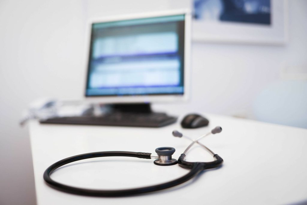Modul în care le scrii medicilor poate schimba cât de repede primești un răspuns. Ce arată un studiu