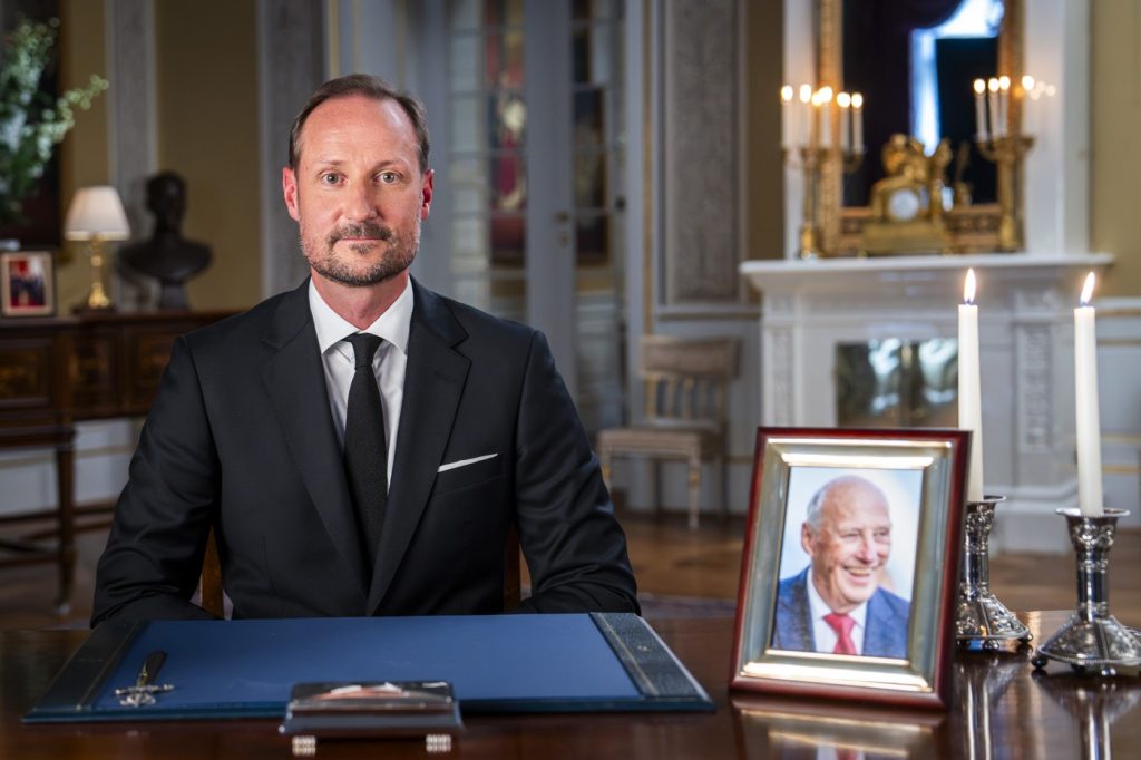 În primul discurs ca rege al Norvegiei, Haakon al VIII-lea i-a adus un omagiu emoţionant tatălui său