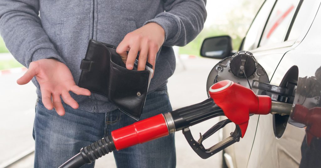 Paradoxul carburanților: Țările vecine cu importuri masive au prețuri mai mici decât România. Cum explică specialiștii