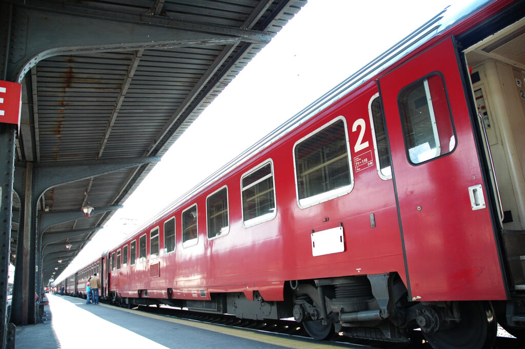 Un tren ucrainean transformat în galerie de artă mobilă a pornit într-un turneu în regiune și va ajunge și în România
