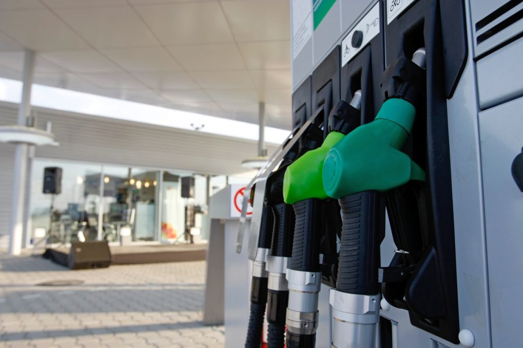 ANPC a declanșat controale la benzinării în toată țara. Comisarii verifică adaosul comercial și modul cum se schimbă prețul carburanților