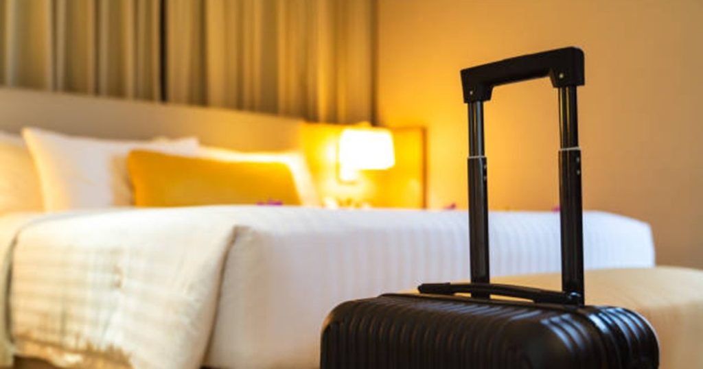 Turist cazat la un hotel de cinci stele, revoltat după ce i s-a cerut să vorbească și să râdă mai încet