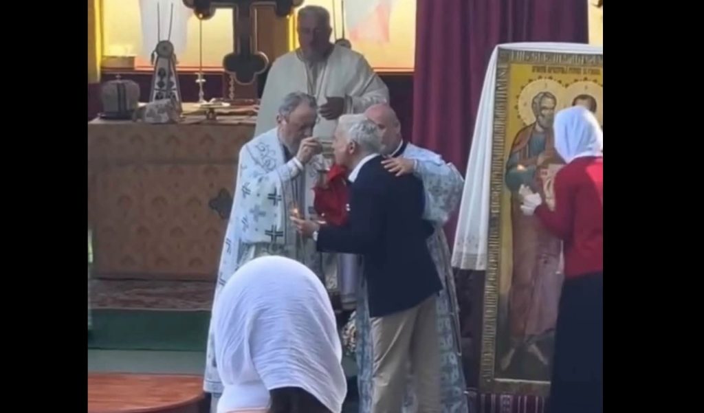 VIDEO Canditatul pro-rus Călin Georgescu, binecuvântat de ÎPS Laurențiu Streza, Mitropolitul Ardealului / Bisericile din Sibiu i-au făcut campanie lui Georgescu, la alegerile din 2024 / Preot: ”Dacă nu erau preoții să facă politică, nu aveam acum România 
