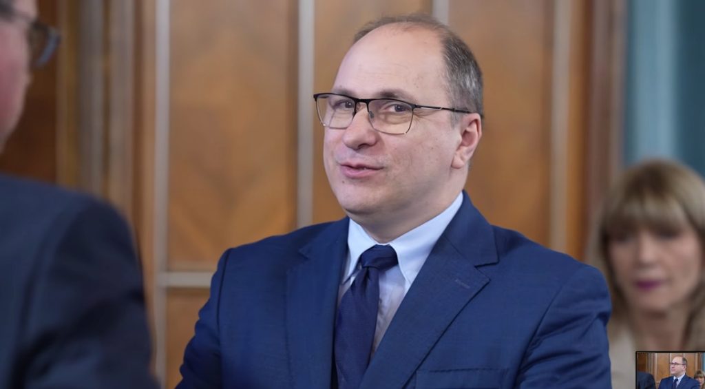 Ministrul Educației se răzgândește și anunță garanții suplimentare pentru concursul separat de admitere la liceu 2027, pe care spune că îl va aproba organizatoric până când Parlamentul decide altfel: Supravegherea audio-video, secretizarea și securizarea 
