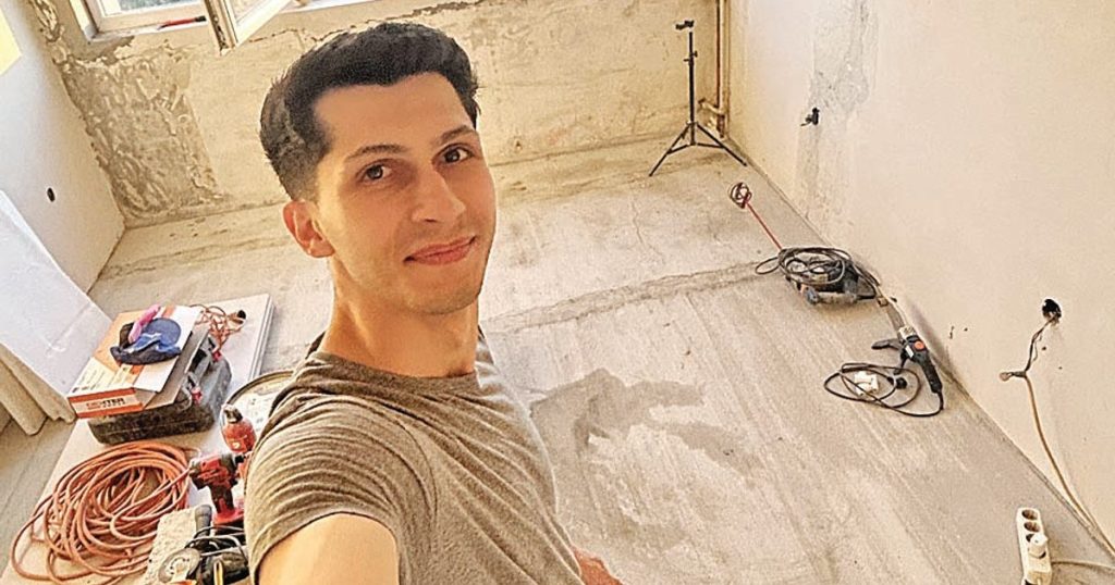 Un român de 24 de ani și-a cumpărat un apartament cu credit și l-a renovat singur de la zero: „De şapte luni lucrez la casa mea”