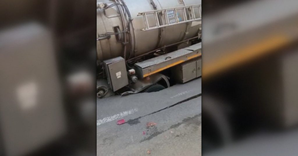 Scene incredibile în Buzău: o autospecială a Companiei de Apă a căzut într-o groapă apărută în asfalt. Ce a provocat surparea
