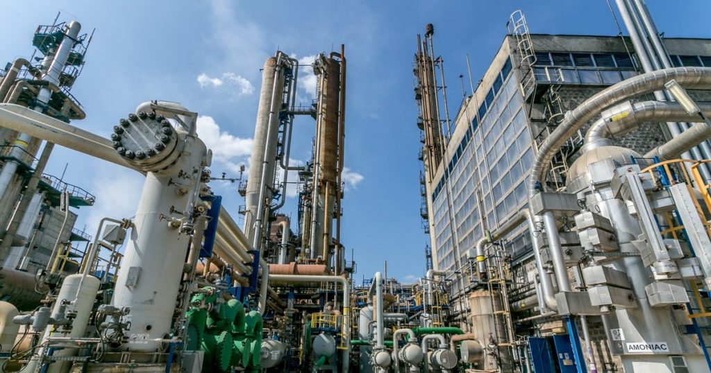 Ilie Bolojan anunță că în zilele următoare va fi semnată preluarea Azomureș de către Romgaz. Ce se întâmplă cu salariații și când ar putea reporni combinatul