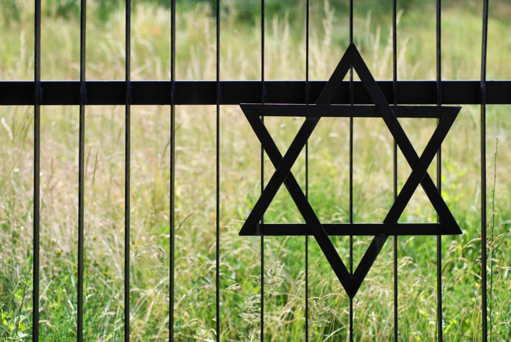 Infracțiunile motivate de ură au crescut în România de la 129 la 492 de cazuri în ultimii trei ani / Un raport guvernamental avertizează că antisemitismul, xenofobia și discursul instigator la ură au devenit mai vizibile și mai influente în spațiul public