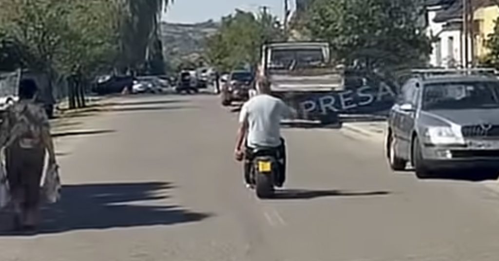 VIDEO Viceprimar din Satu Mare, filmat în timp ce căra un proiectil de artilerie pe scuter / Polițistul l-a scos afară din secție