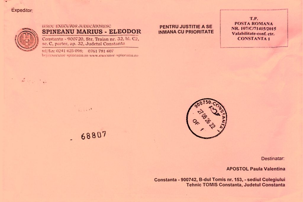 Presiune cu executor judecătoresc la Liceul Tehnologic Tomis din Constanța, pentru preluarea mandatului de director: inspectoarea Alina Dumitrașcu, numită director „din pix” de ISJ, îi cere directoarei Valentina Apostol să predea funcția, ștampilele, chei